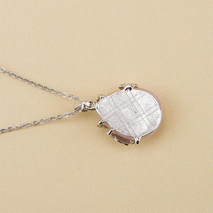 Collana con pietre preziose e ali di farfalla in cristallo