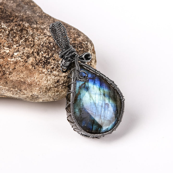 Collana con ciondolo in filo legato amorfo di labradorite naturale Olivenorma