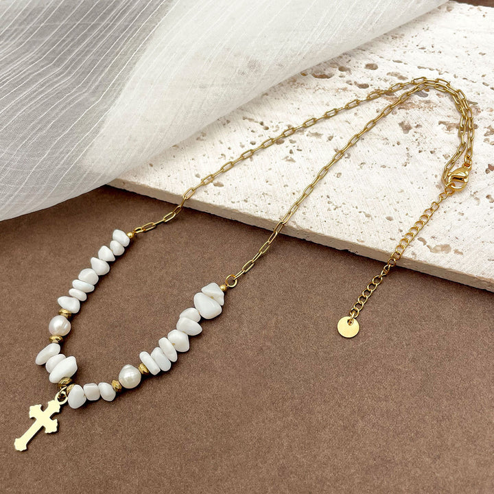 Collana di giada bianca irregolare con croce di ghiaia fatta a mano con perline Olivenorma