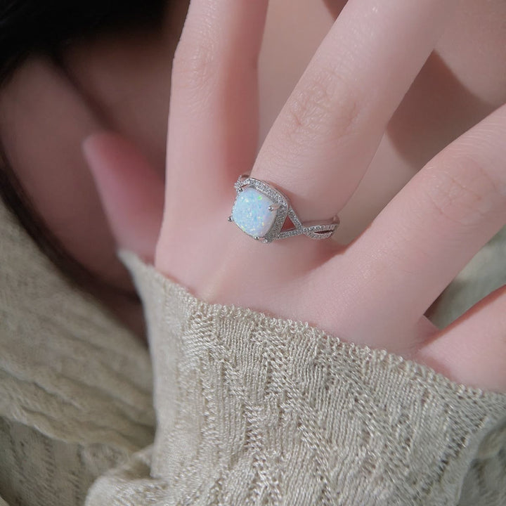 Anello Olivenorma grande quadrato con opale bianco e zirconi 