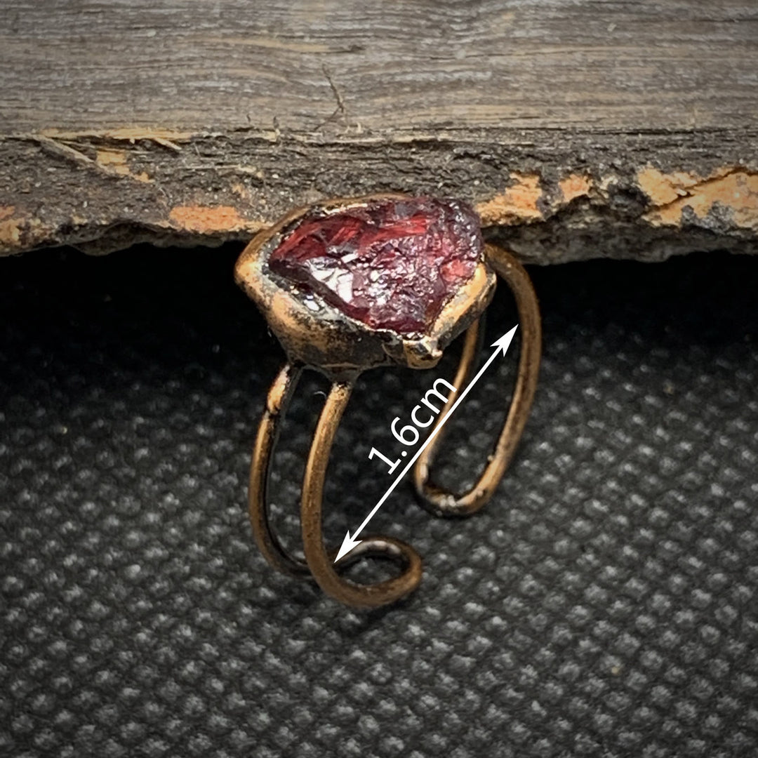 Anello regolabile Olivenorma con dodici pietre portafortuna in pietra grezza irregolare naturale 