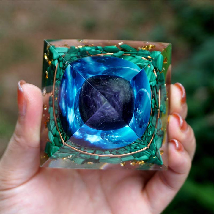 Piramide di orgone in ametista Olivenorma con malachite 