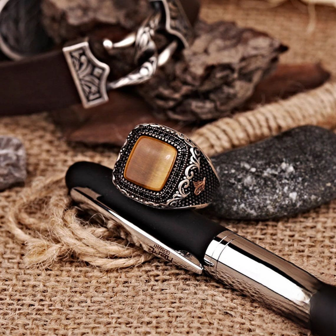 Anello da uomo Olivenorma in metallo con occhio di tigre inciso