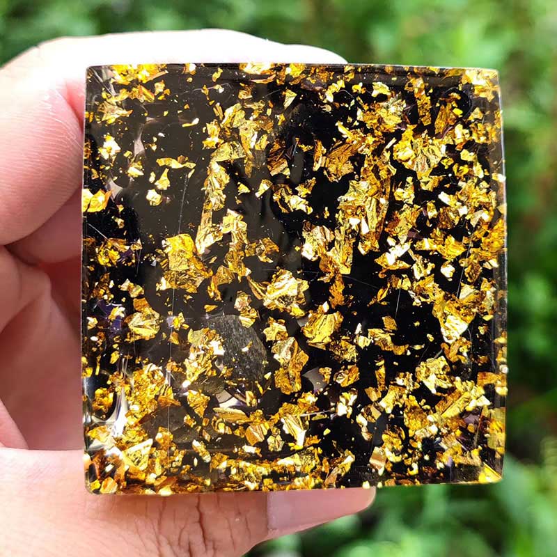 Sfera di cristallo di ametista Olivenorma con piramide di orgone di ossidiana 