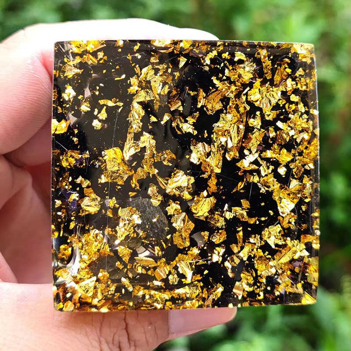 Sfera di cristallo di ametista Olivenorma con piramide di orgone di ossidiana 