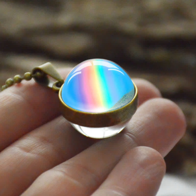 Collana colorata con palla di vetro tridimensionale