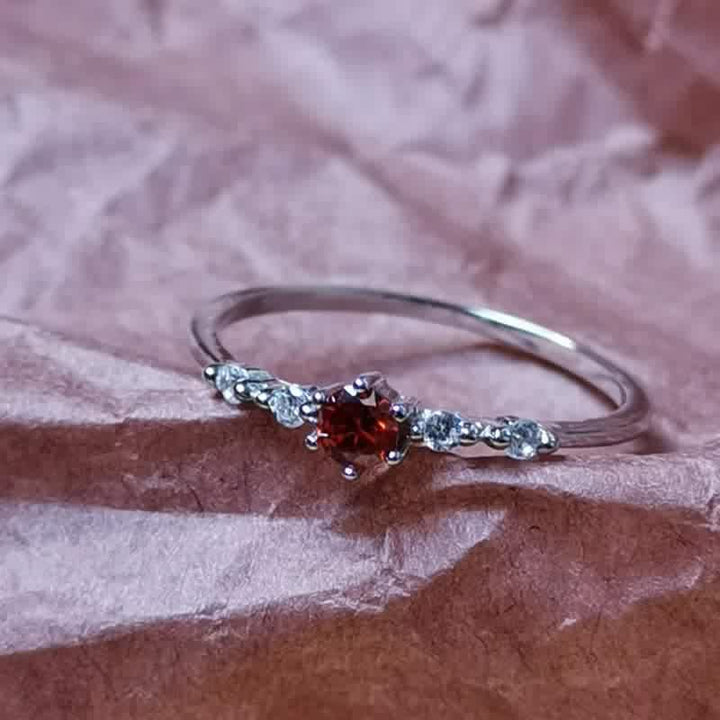 Olivenorma Anello minimalista in oro 18 carati con granato 