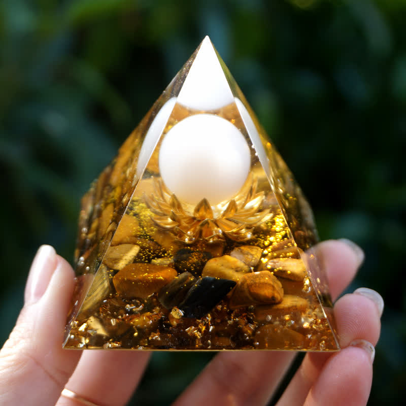 Sfera di agata bianca Olivenorma con piramide di orgone di loto con occhio di tigre