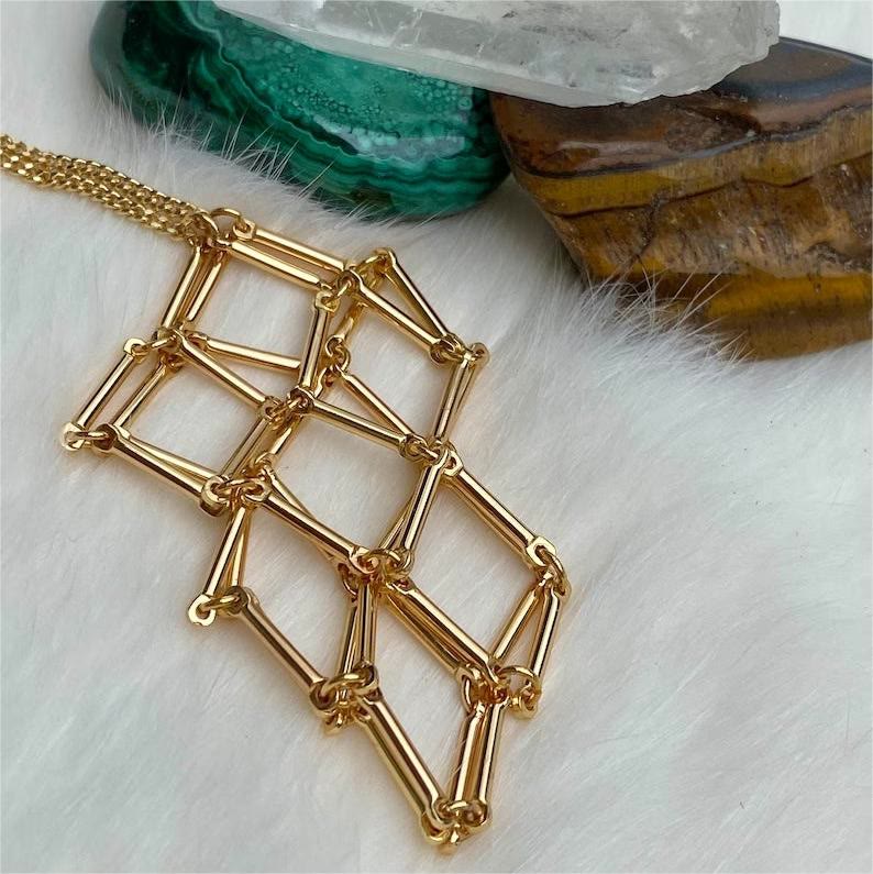 Collana con ciondolo in pietra grezza di cristallo Olivenorma e rete metallica in pietra 