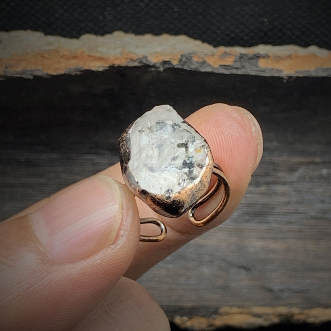Anello regolabile Olivenorma con dodici pietre portafortuna in pietra grezza irregolare naturale 