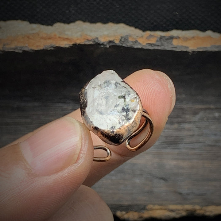 Anello regolabile Olivenorma con dodici pietre portafortuna in pietra grezza irregolare naturale 