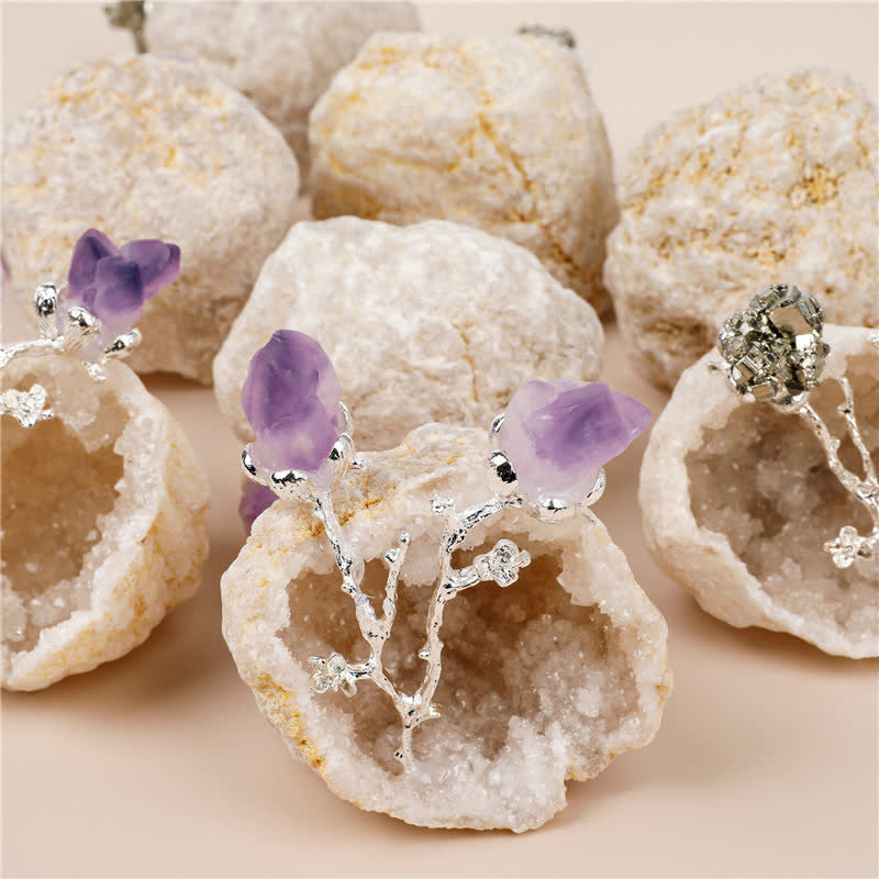 Geode naturale Olivenorma con decorazione in pietra preziosa di boccioli di rosa ametista