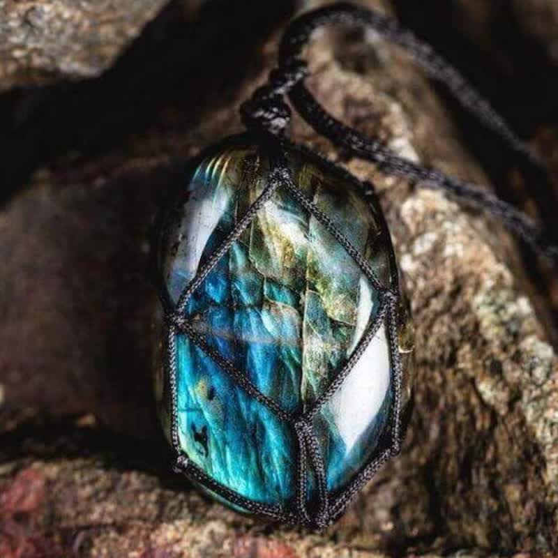 Collana in pietra di labradorite naturale con cuore di drago avvolto in Olivenorma
