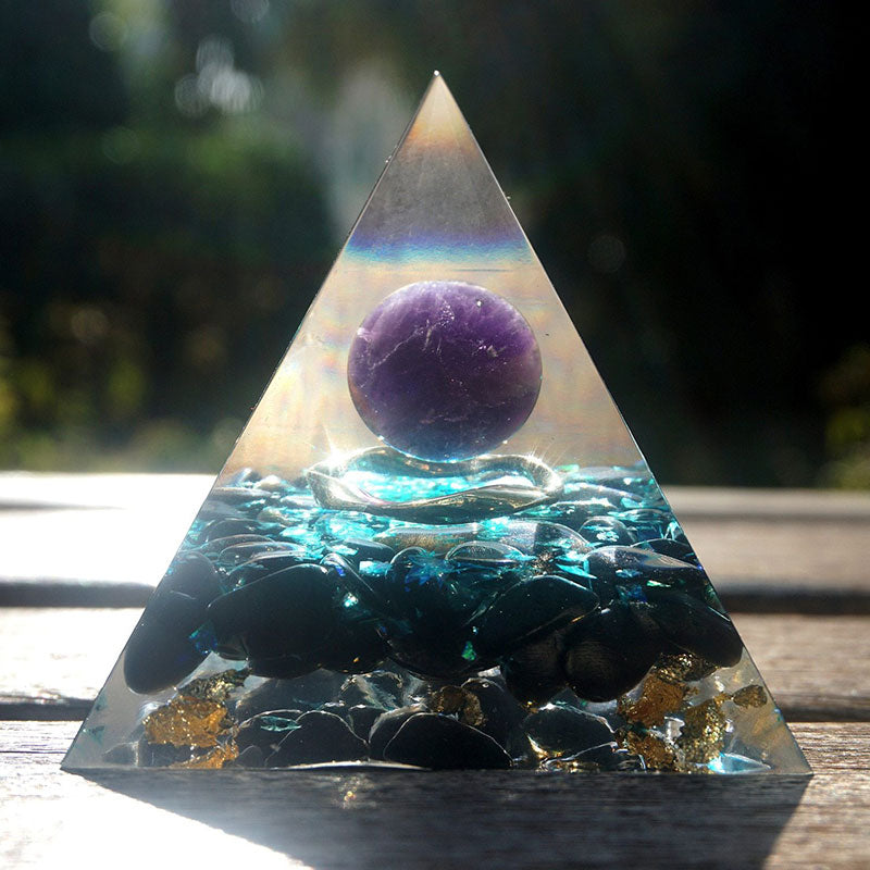 Sfera di cristallo di ametista Olivenorma con piramide di orgone di ossidiana