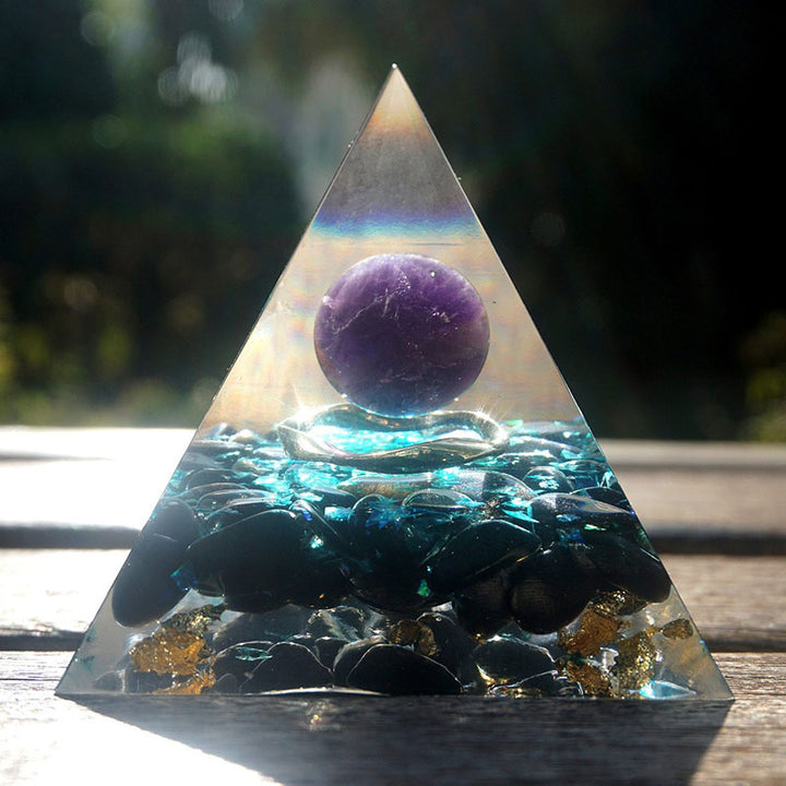 Sfera di cristallo di ametista Olivenorma con piramide di orgone di ossidiana