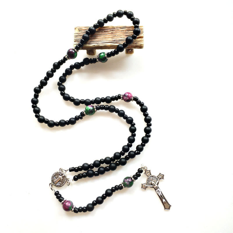 Collana rosario Olivenorma con croce in onice nero, rubino e zoisite