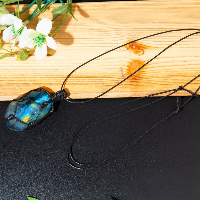 Collana in pietra di labradorite naturale con cuore di drago avvolto in Olivenorma