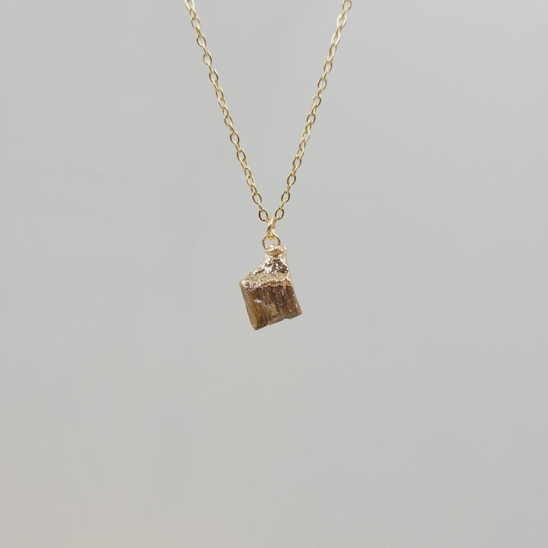 Collana con pietra preziosa grezza di cristallo irregolare Olivenorma 