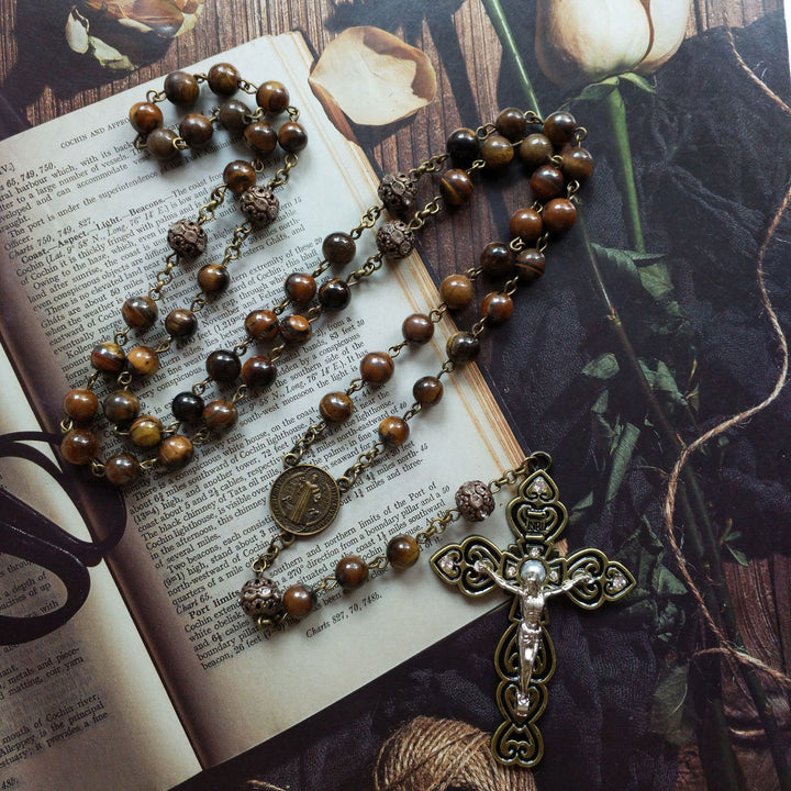 Collana rosario con ciondolo a croce in occhio di tigre di grado A di Olivenorma