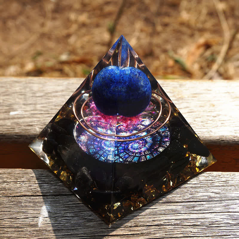 Sfera di lapislazzuli Olivenorma con piramide di orgone di ossidiana 
