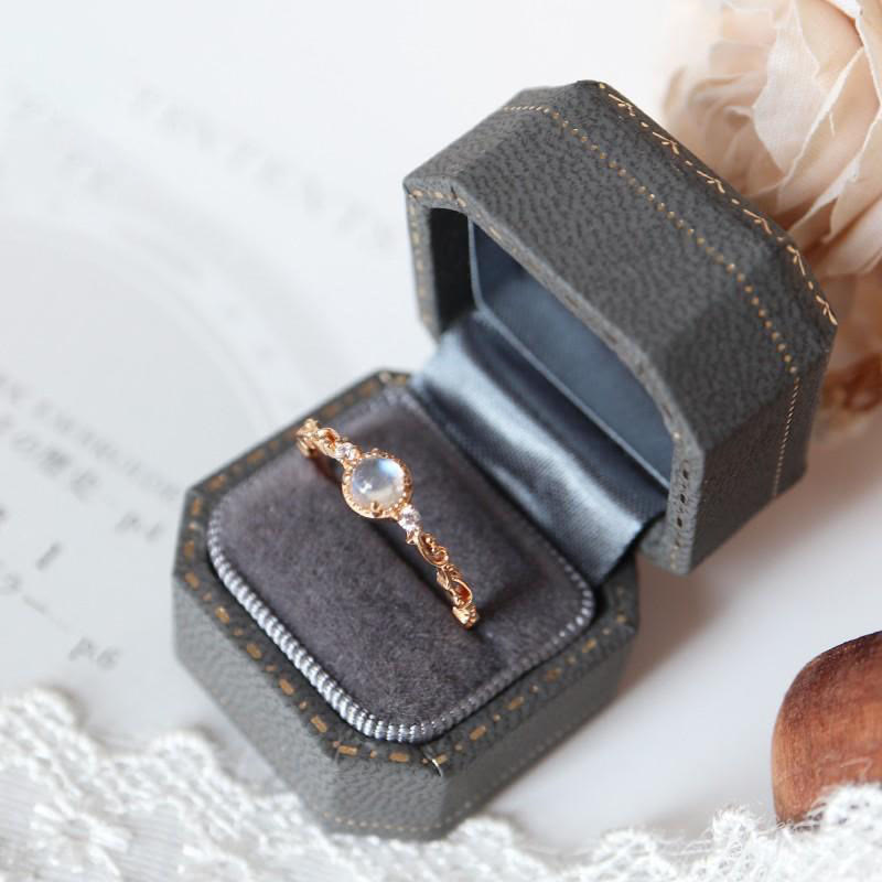 Anello delicato con zircone naturale in pietra di luna Olivenorma