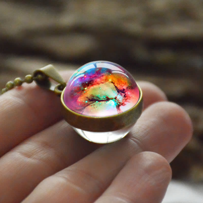 Collana colorata con palla di vetro tridimensionale