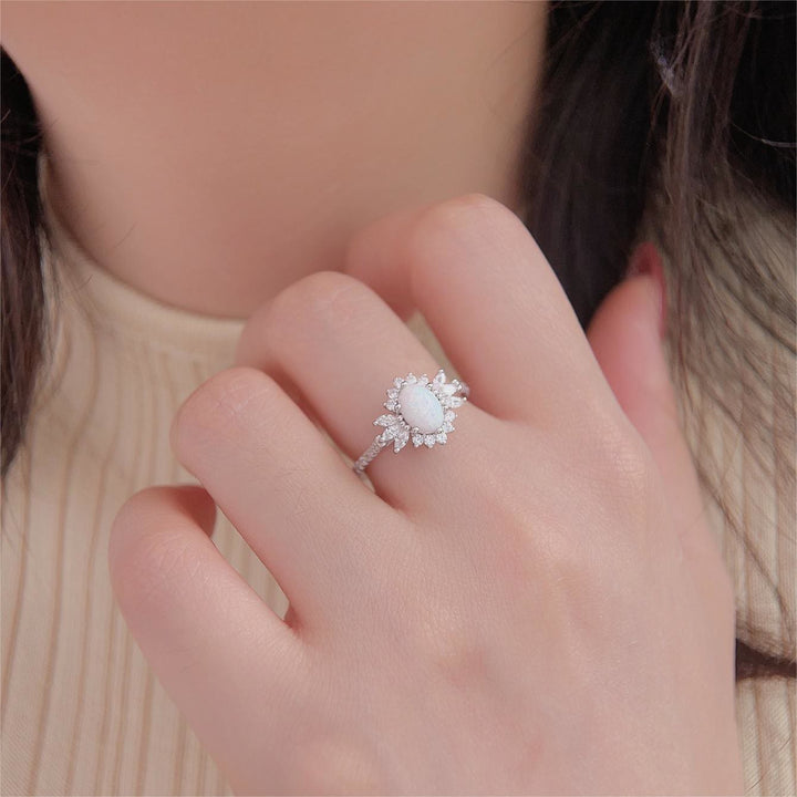 Anello Olivenorma in argento 925 con design a girasole bianco e blu opale 
