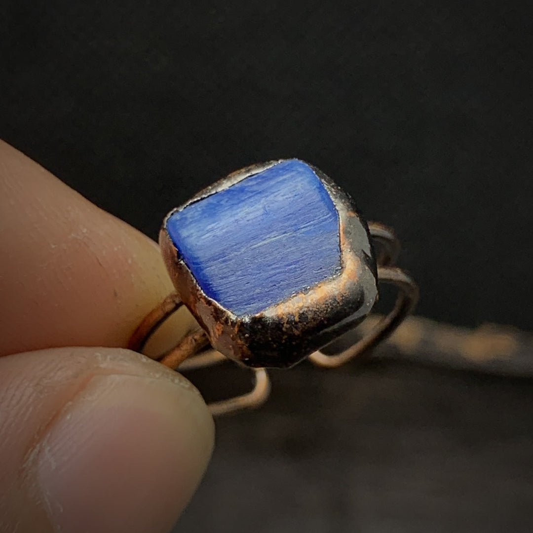 Anello regolabile Olivenorma con dodici pietre portafortuna in pietra grezza irregolare naturale 