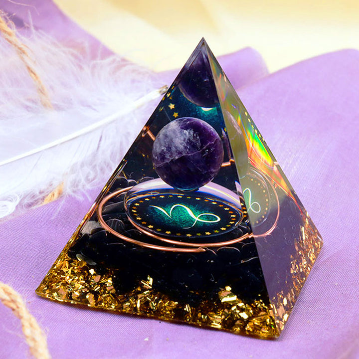 Sfera di ametista Olivenorma con piramide di orgone dello zodiaco Capricorno in ossidiana