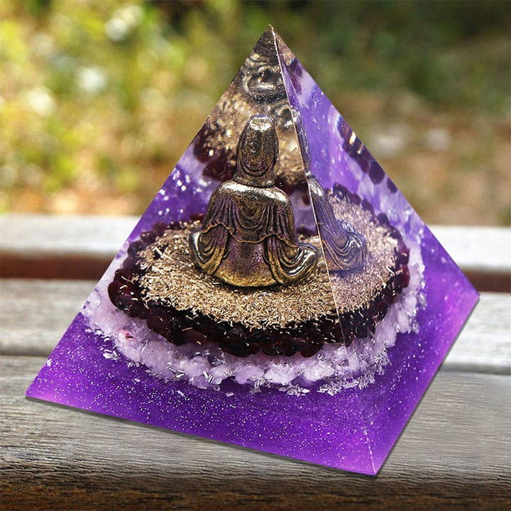 Granato Olivenorma con piramide di orgone di cristallo trasparente