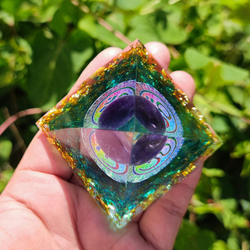 Piramide di Orgone OM in Quarzo Blu Olivenorma con Sfera di Ametista