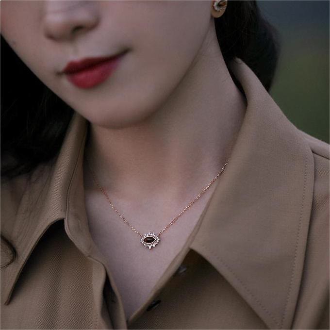 Collana con clavicola in stile palazzo in occhio di tigre naturale Olivenorma