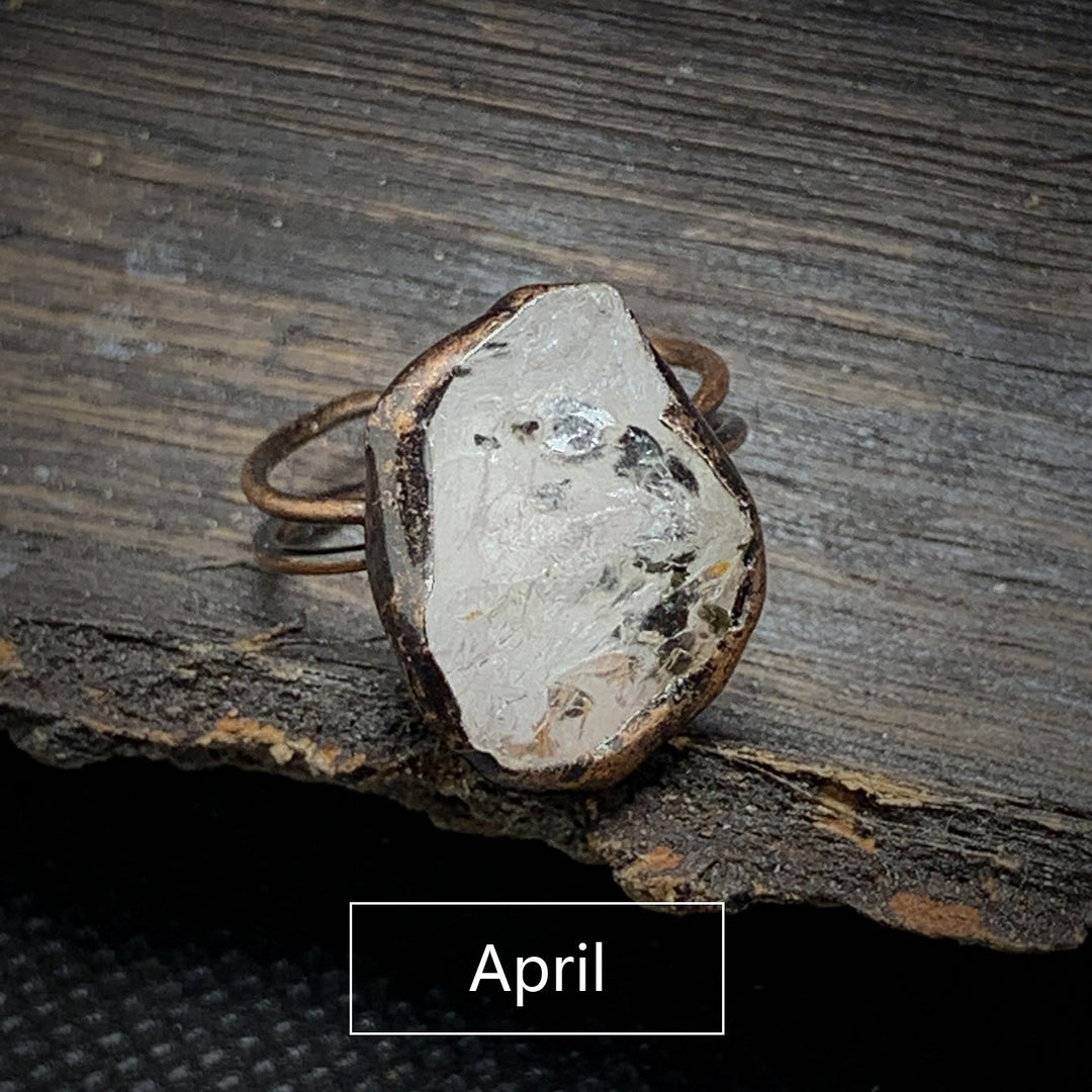 Anello regolabile Olivenorma con dodici pietre portafortuna in pietra grezza irregolare naturale 