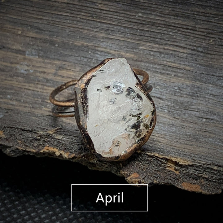 Anello regolabile Olivenorma con dodici pietre portafortuna in pietra grezza irregolare naturale 