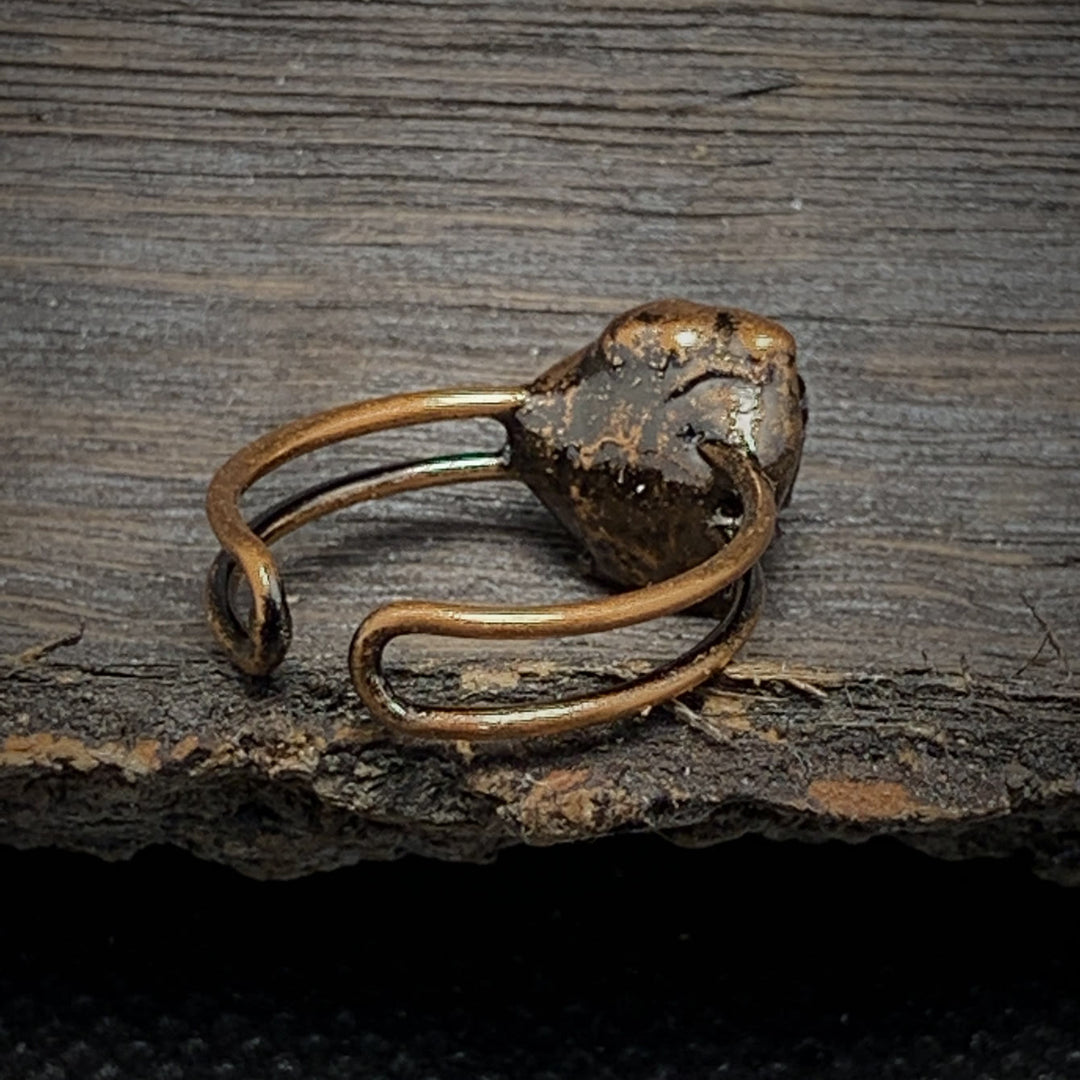 Anello regolabile Olivenorma con dodici pietre portafortuna in pietra grezza irregolare naturale 