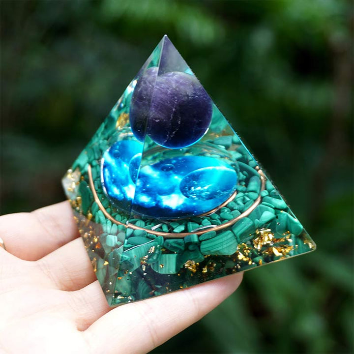 Piramide di orgone in ametista Olivenorma con malachite 
