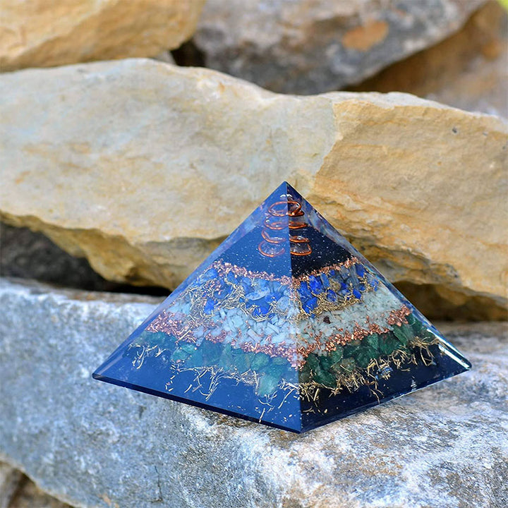 Olivenorma mazonite con piramide di orgone di giada verde 