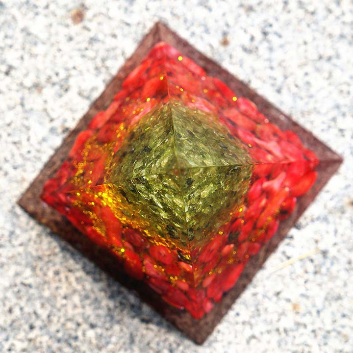 Olivenorma Peridot con corallo rosso Albero della vita Piramide di orgone