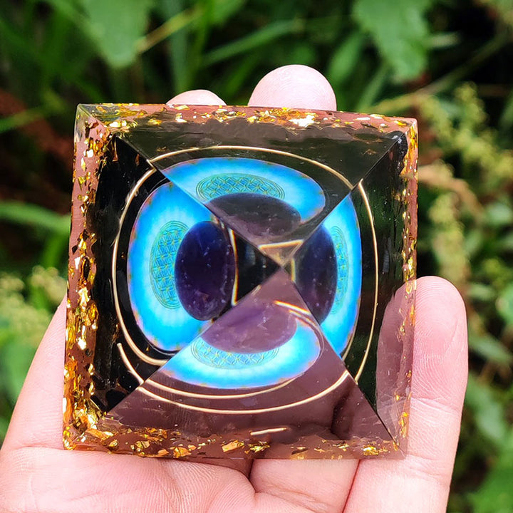 Sfera di cristallo di ametista Olivenorma con piramide di orgone di ossidiana 