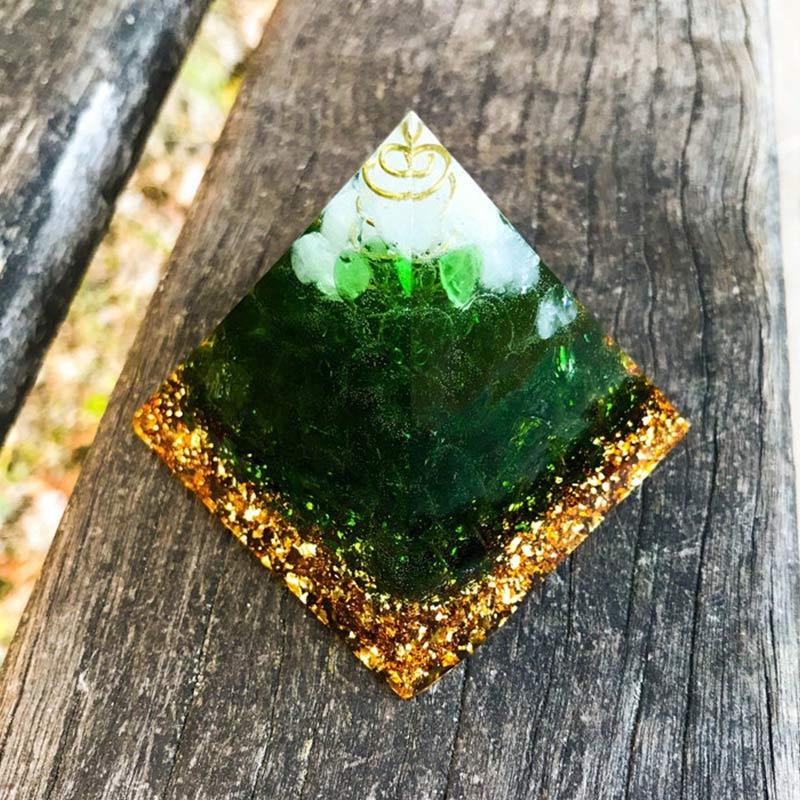 Piramide di orgone in giada verde Olivenorma e cristallo trasparente 