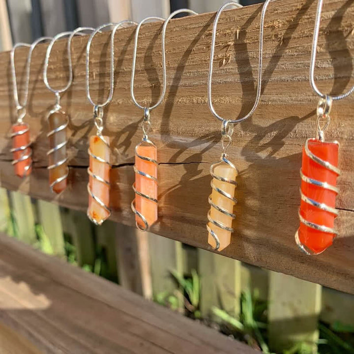 Collana di cristallo con testa di proiettile esagonale a forma di corniola Olivenorma