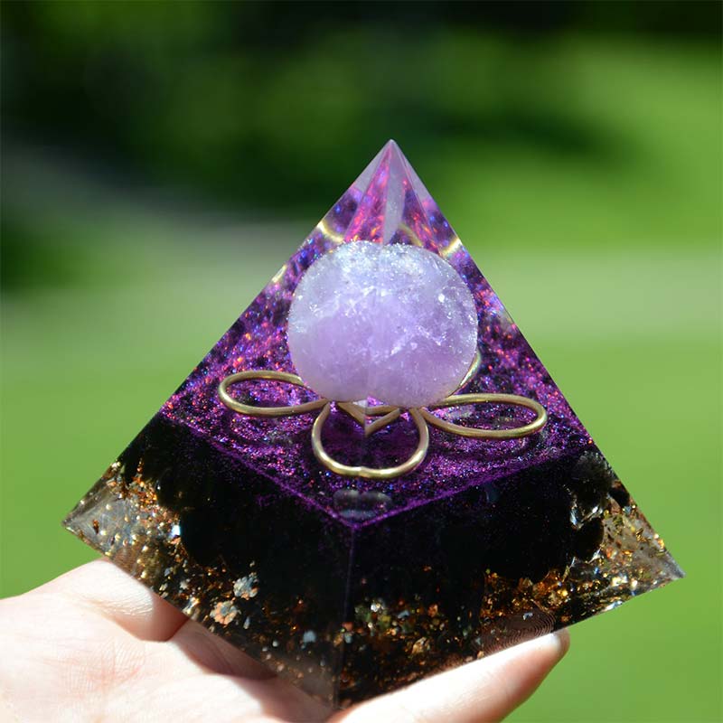 Sfera di ametista Olivenorma con piramide di orgone di ossidiana 