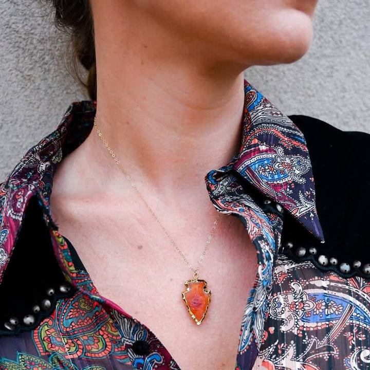 Collana di cristallo con bordo dorato a forma di foglia di corniola
