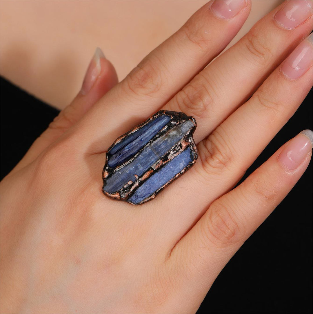 Anello regolabile con apertura irregolare grezza in cianite Olivenorma