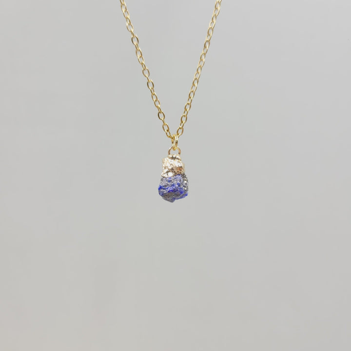 Collana con pietra preziosa grezza di cristallo irregolare Olivenorma 