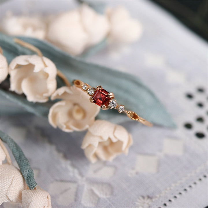 Anello minimalista Olivenorma Dainty Square Garnet Gold 