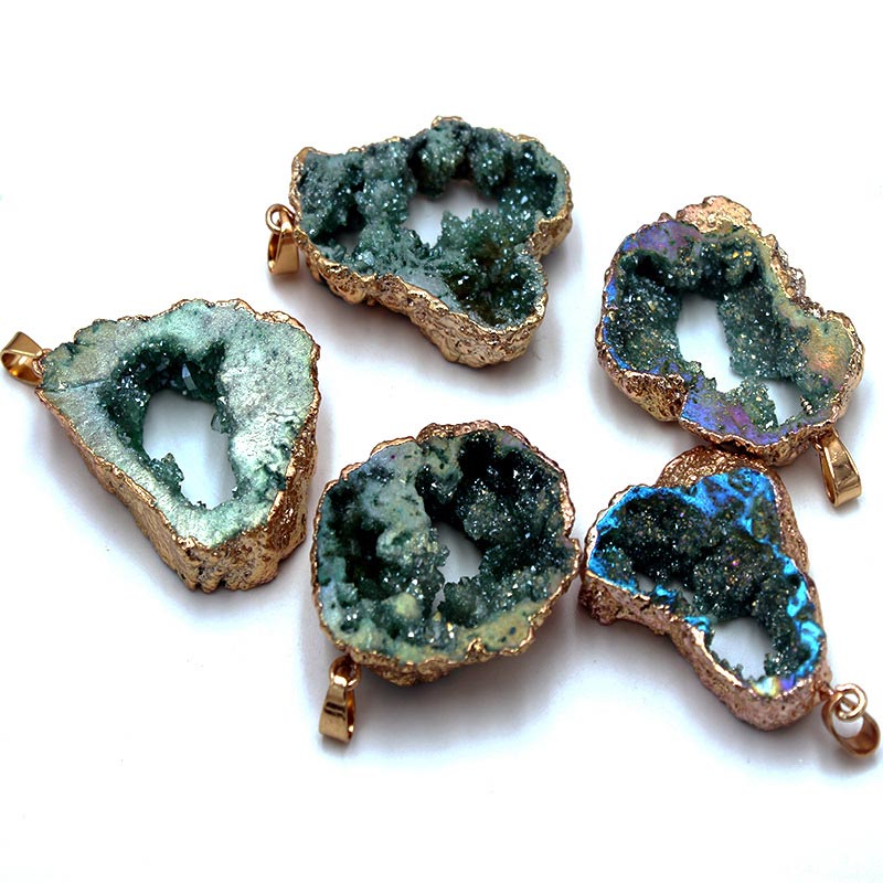 Ciondolo in geode di cristallo naturale