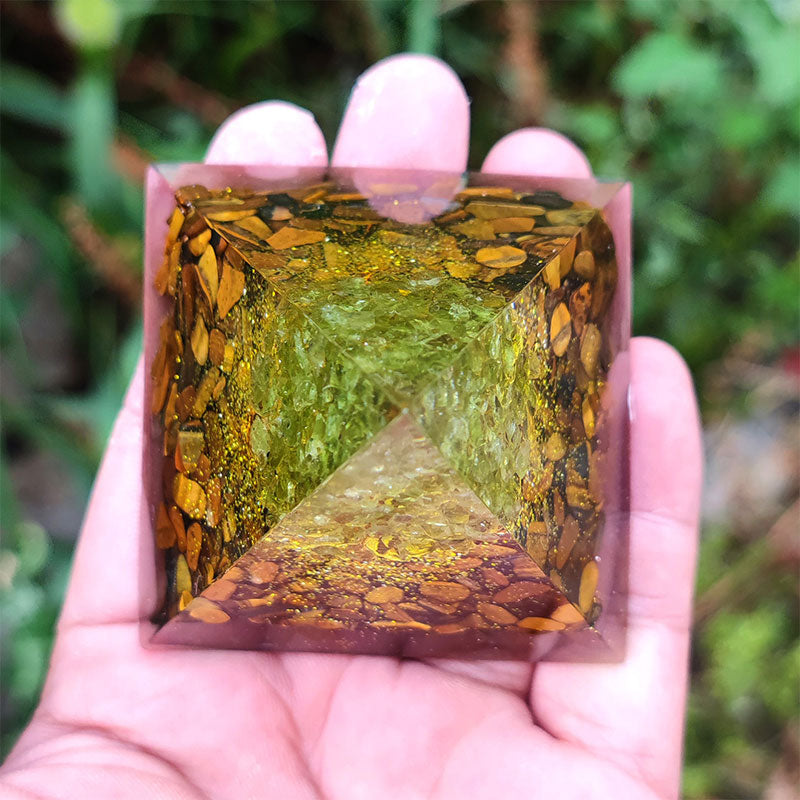 Piramide di orgone Olivenorma Tiger Eye con Peridot Tree Of Life