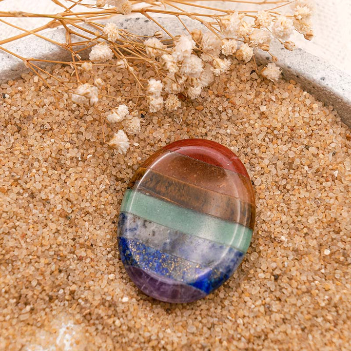 Pietra della preoccupazione del pollice del chakra Olivenorma