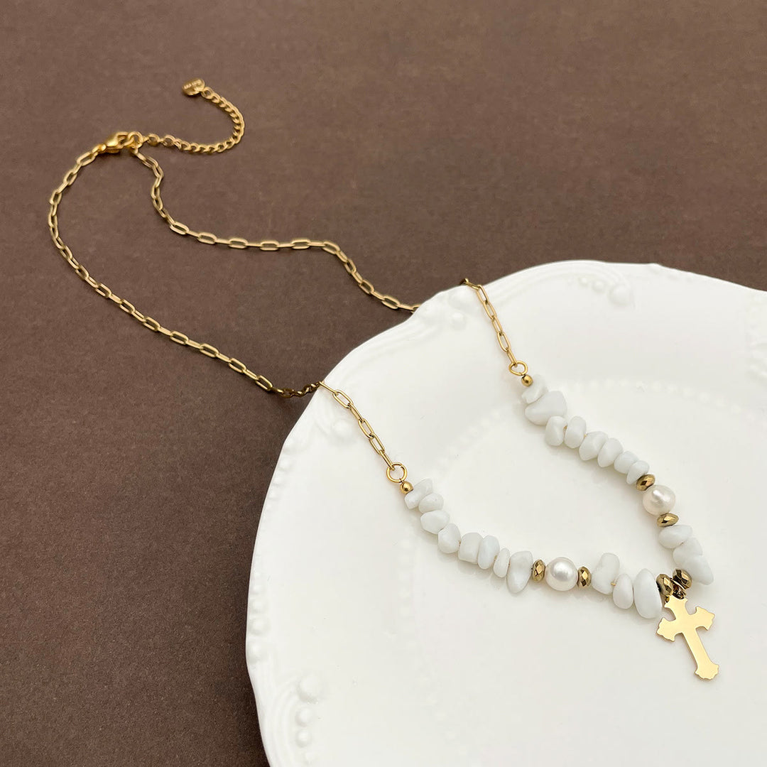 Collana di giada bianca irregolare con croce di ghiaia fatta a mano con perline Olivenorma